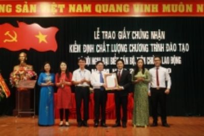 Trung tâm Kiểm định chất lượng giáo dục - Đại học Quốc gia Hà Nội trao Giấy chứng nhận kiểm định chất lượng giáo dục chương trình đào tạo cho Trường Đại học Hồng Đức