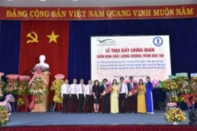 Trung tâm Kiểm định chất lượng giáo dục - Đại học Quốc gia Hà Nội trao Giấy chứng nhận kiểm định chất lượng giáo dục chương trình đào tạo cho Trường Đại học Đồng Tháp