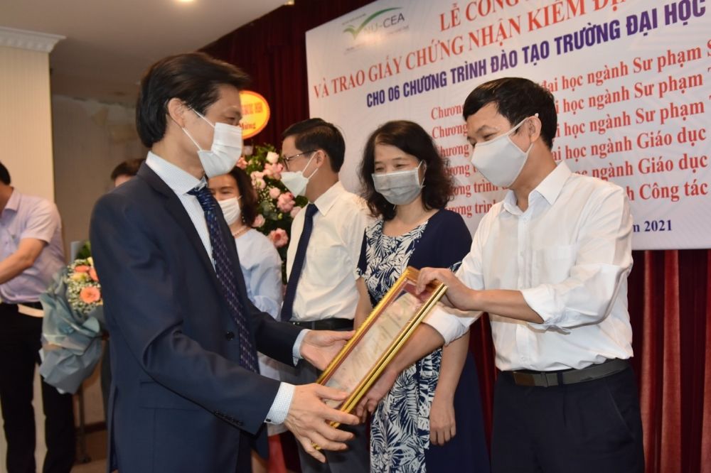 The Center for Education Accreditation – Vietnam National University, Hanoi awarded the certificates of assessment of education quality to 06 programs of Hanoi National University of Education