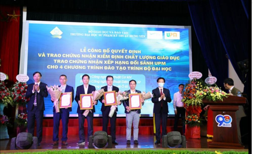 Trao Giấy chứng nhận kiểm định chất lượng giáo dục cho 04 chương trình đào tạo Trường Đại học Sư phạm Kỹ thuật Hưng Yên