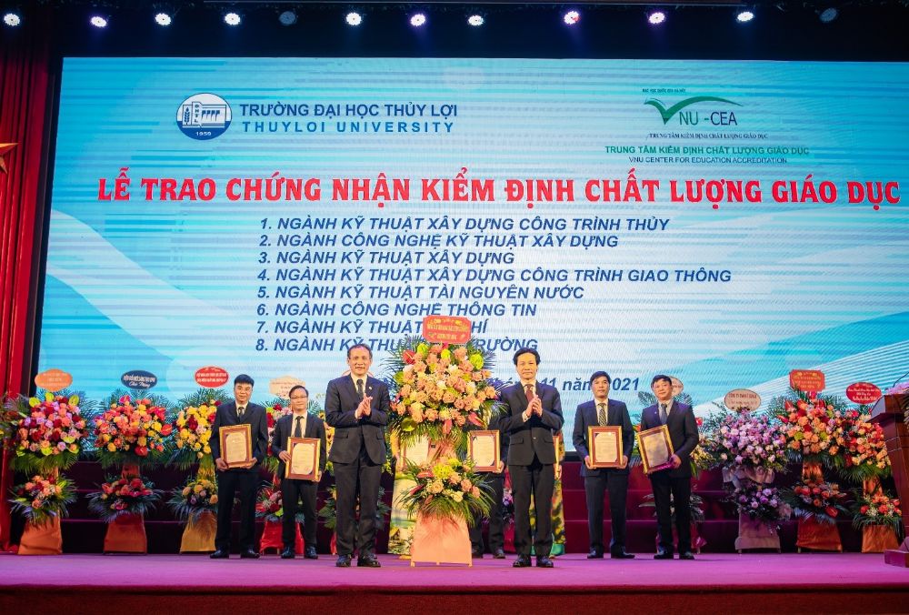 Trao Giấy chứng nhận kiểm định chất lượng giáo dục 8 chương trình đào tạo Trường Đại học Thủy lợi