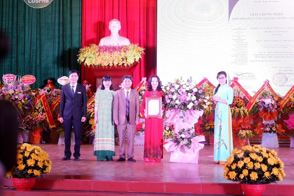 Trung tâm Kiểm định chất lượng giáo dục - Đại học Quốc gia Hà Nội trao Giấy chứng nhận kiểm định chất lượng giáo dục cho Trường Cao đẳng sư phạm Hoà Bình