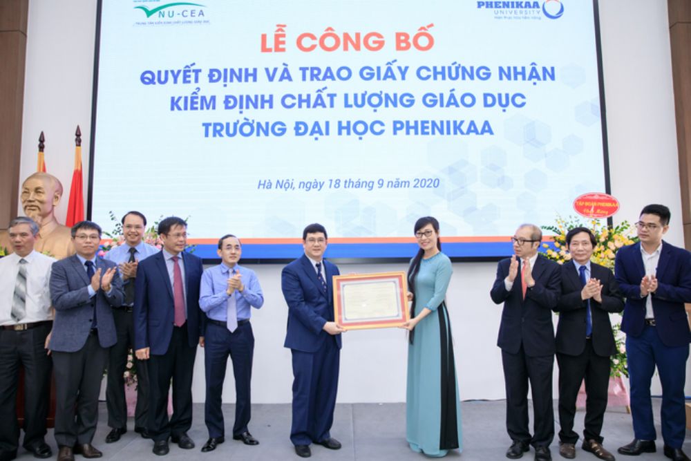Trung tâm Kiểm định chất lượng giáo dục - Đại học Quốc gia Hà Nội trao Giấy chứng nhận kiểm định chất lượng giáo dục cho Trường Đại học Phenikaa