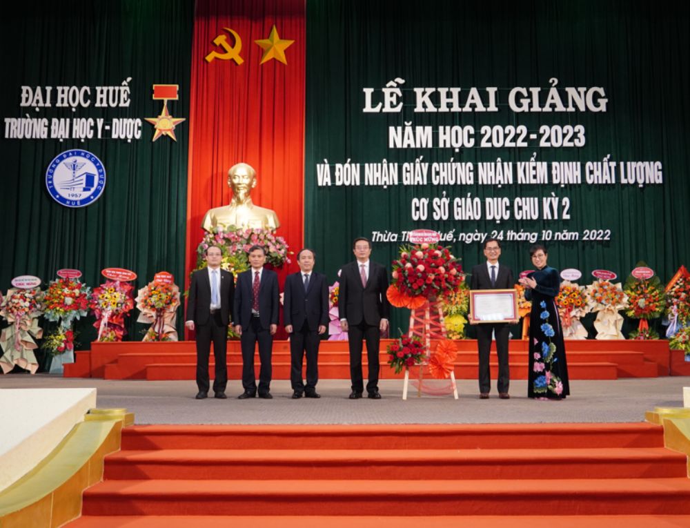 Trao Giấy chứng nhận Kiểm định chất lượng cơ sở giáo dục chu kỳ 2 Trường Đại học Y - Dược, Đại học Huế