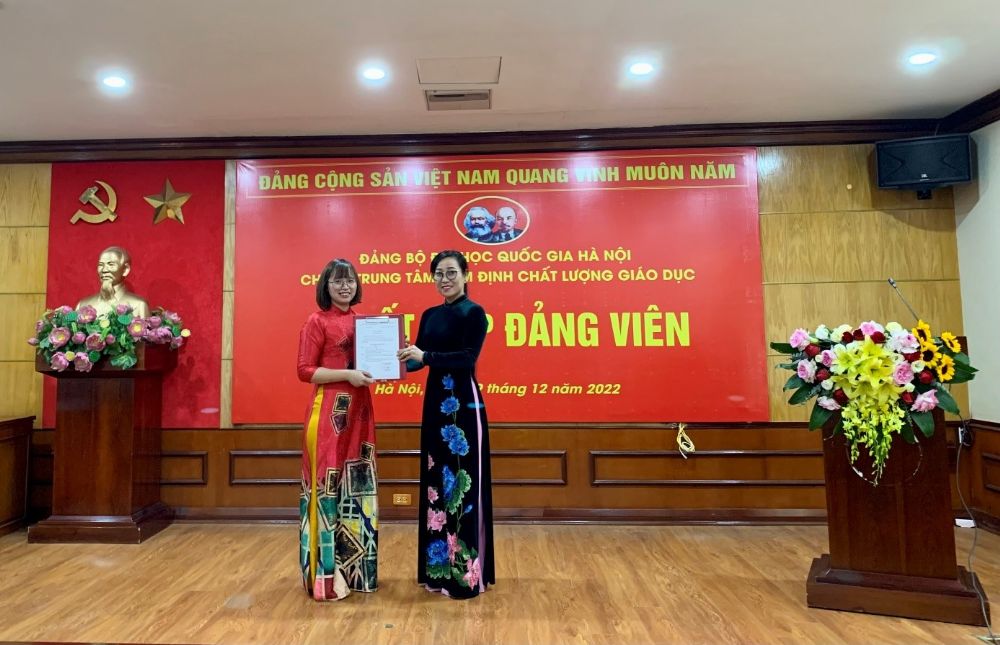 Chi bộ Trung tâm Kiểm định chất lượng giáo dục - Đại học Quốc gia Hà Nội tổ chức kết nạp đảng viên mới