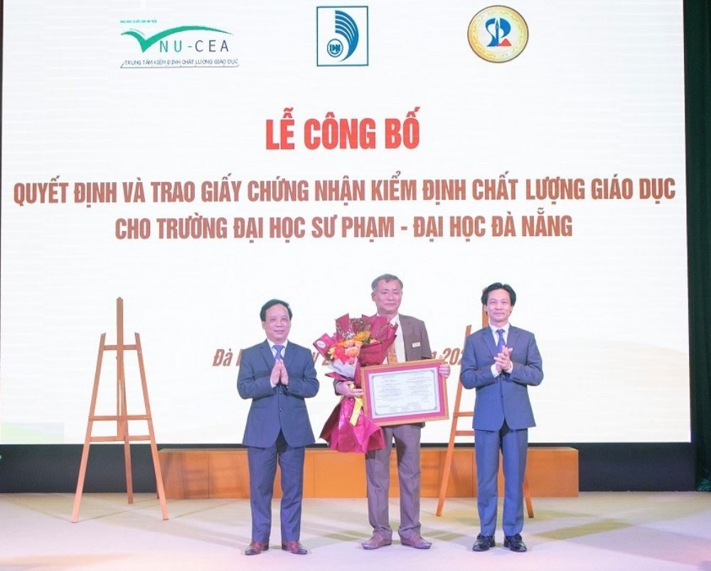 Trao Giấy chứng nhận Kiểm định chất lượng giáo dục chu kỳ 2 cho Trường Đại học Sư phạm và Trường Đại học Kinh tế - Đại học Đà Nẵng
