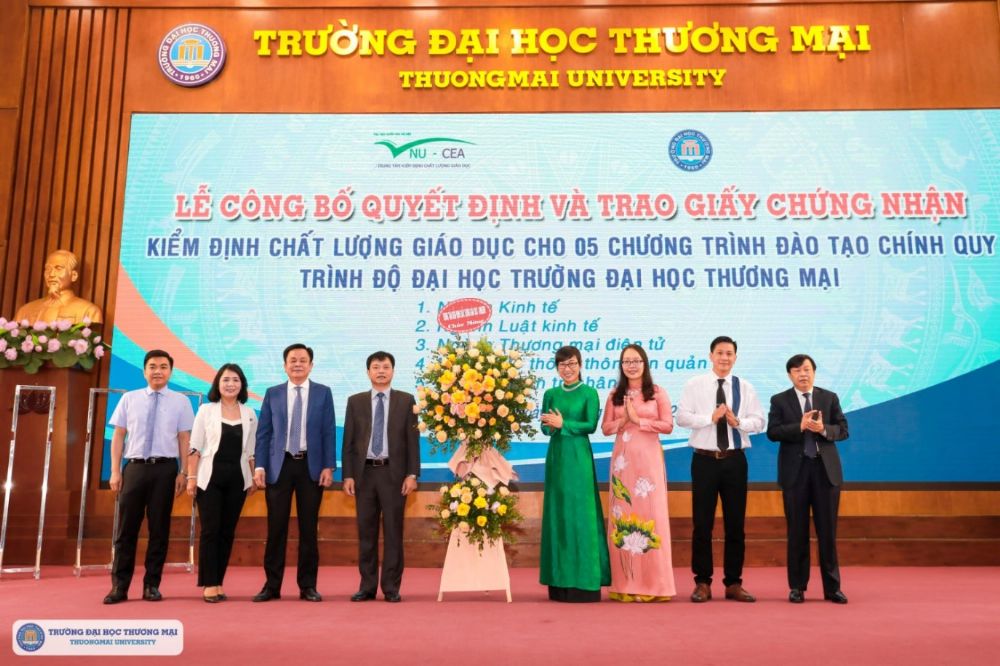 Trao Giấy chứng nhận kiểm định chất lượng 05 chương trình đào tạo cho Trường Đại học Thương mại