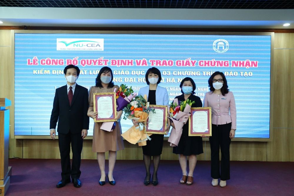 Trao Giấy chứng nhận Kiểm định chất lượng giáo dục Chương trình đào tạo cho Trường Đại học Mở Hà Nội