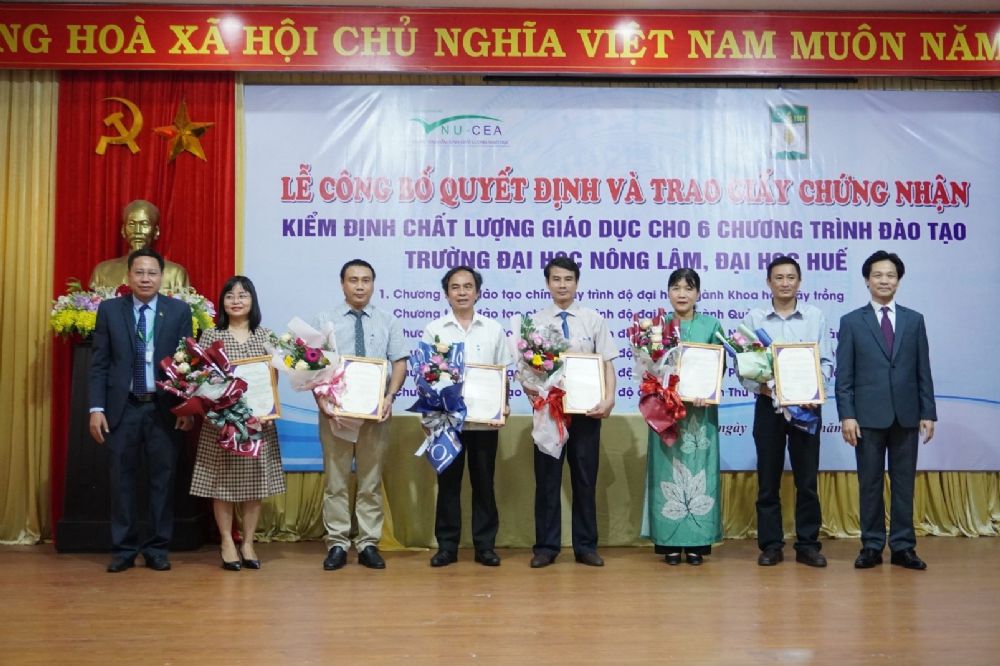 Trao Giấy chứng nhận kiểm định chất lượng giáo dục đối với 06 chương trình đào tạo chính quy trình độ đại học Trường Đại học Nông Lâm, Đại học Huế