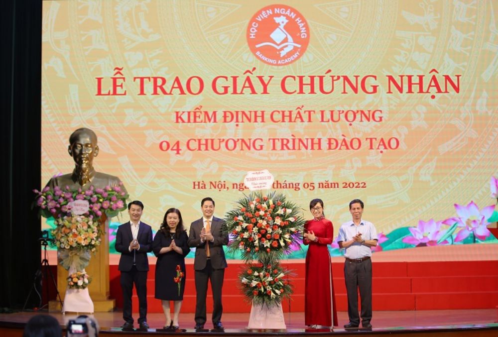 Lễ trao giấy chứng nhận kiểm định chất lượng 4 chương trình đào tạo Học viện ngân hàng