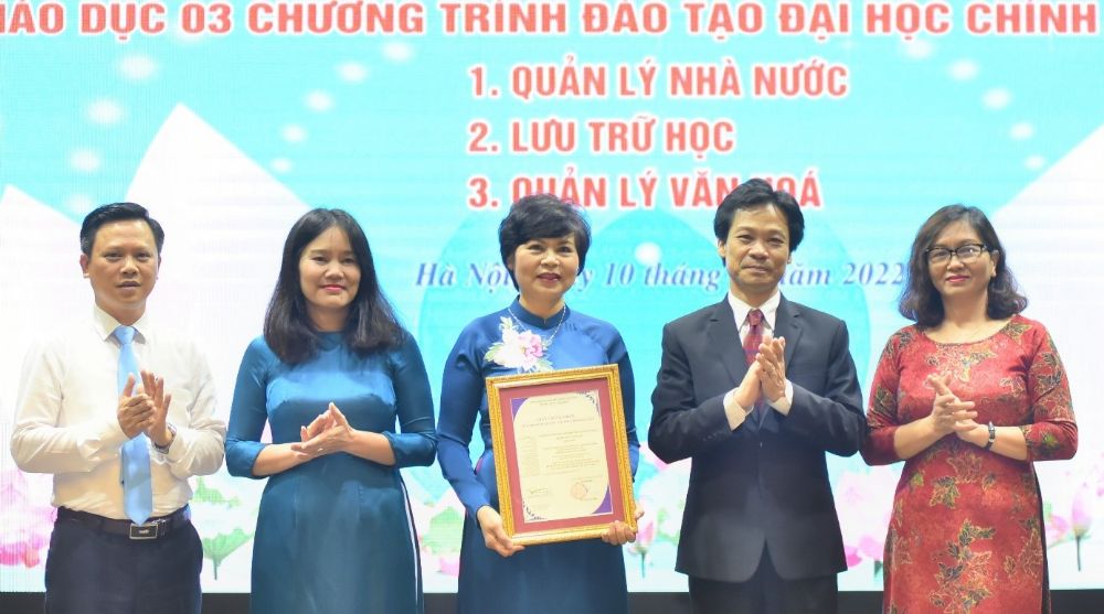 Trao Giấy chứng nhận kiểm định chất lượng giáo dục chương trình đào tạo cho Trường Đại học Nội vụ Hà Nội