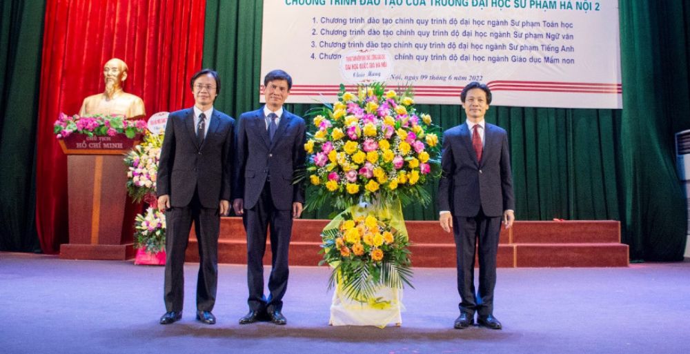 Công bố quyết định và trao chứng nhận Kiểm định chất lượng giáo dục cho 04 chương trình đào tạo của Trường ĐHSP Hà Nội 2