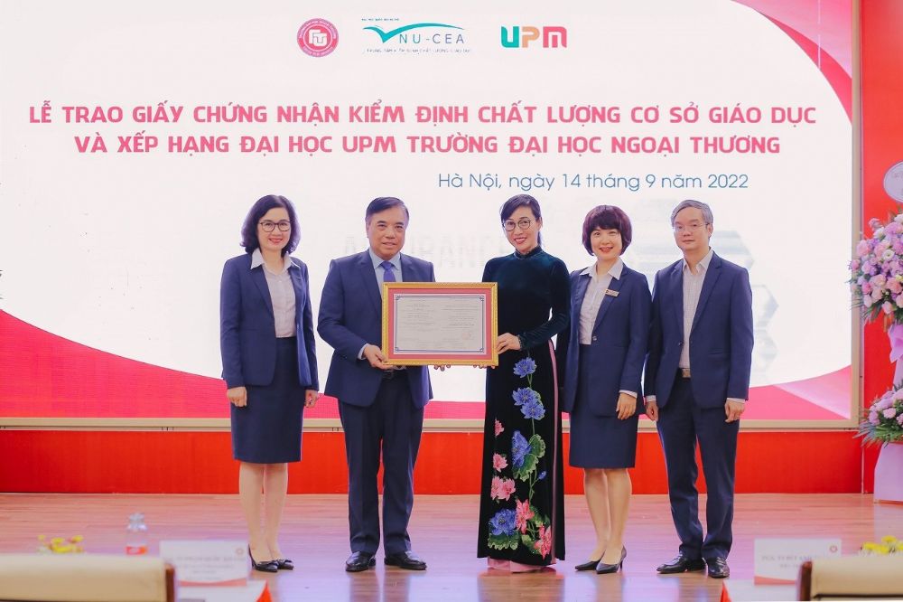 Trao Giấy chứng nhận Kiểm định chất lượng giáo dục chu kỳ 2 Trường Đại học Ngoại thương