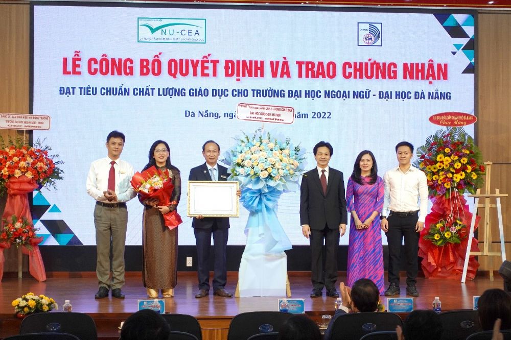 Trao Giấy chứng nhận Kiểm định chất lượng giáo dục chu kỳ 2 Trường Đại học Ngoại ngữ, Đại học Đà Nẵng