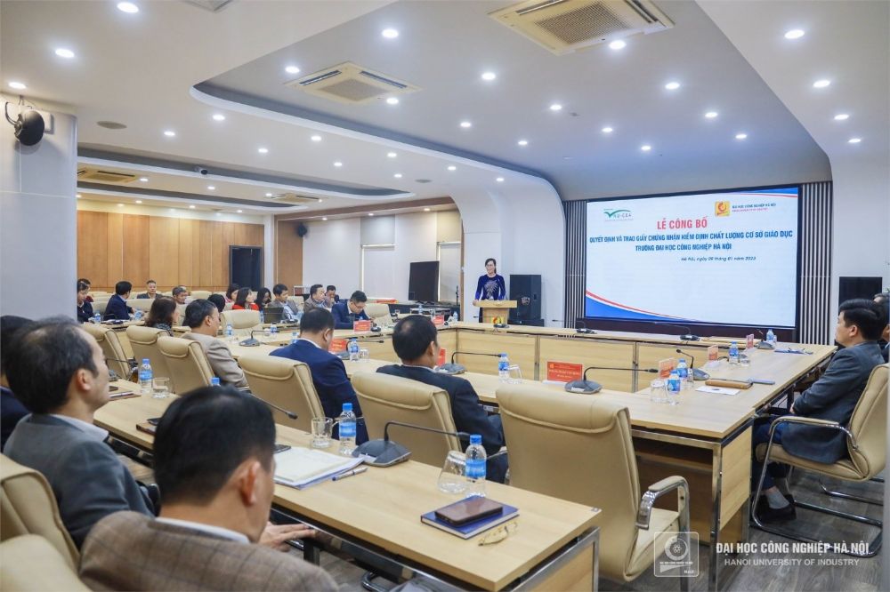 Trao giấy chứng nhận kiểm định chất lượng cơ sở giáo dục chu kỳ 2 Trường Đại học Công nghiệp Hà Nội