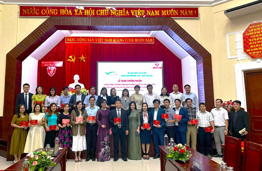Trao chứng nhận hoàn thành chương trình bồi dưỡng nghiệp vụ kiểm định Khóa 41 (Đợt 2 - 2023) cho các học viên tại Đại học Huế