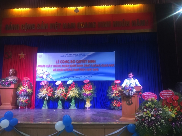 Trung tâm Kiểm định chất lượng giáo dục – Đại học Quốc gia Hà Nội trao giấy chứng nhận kiểm định chất lượng giáo dục cho Trường Cao đẳng Sư phạm Trung ương
