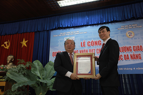 Trung tâm Kiểm định chất lượng giáo dục-Đại học Quốc gia Hà Nội trao Giấy chứng nhận kiểm định chất lượng giáo dục cho Trường Đại học Sư phạm, Đại học Đà Nẵng
