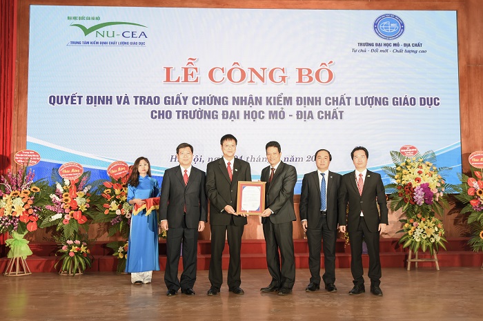 Trung tâm Kiểm định chất lượng giáo dục - Đại học Quốc gia Hà Nội trao Giấy chứng nhận kiểm định chất lượng giáo dục cho Trường Đại học Mỏ - Địa chất