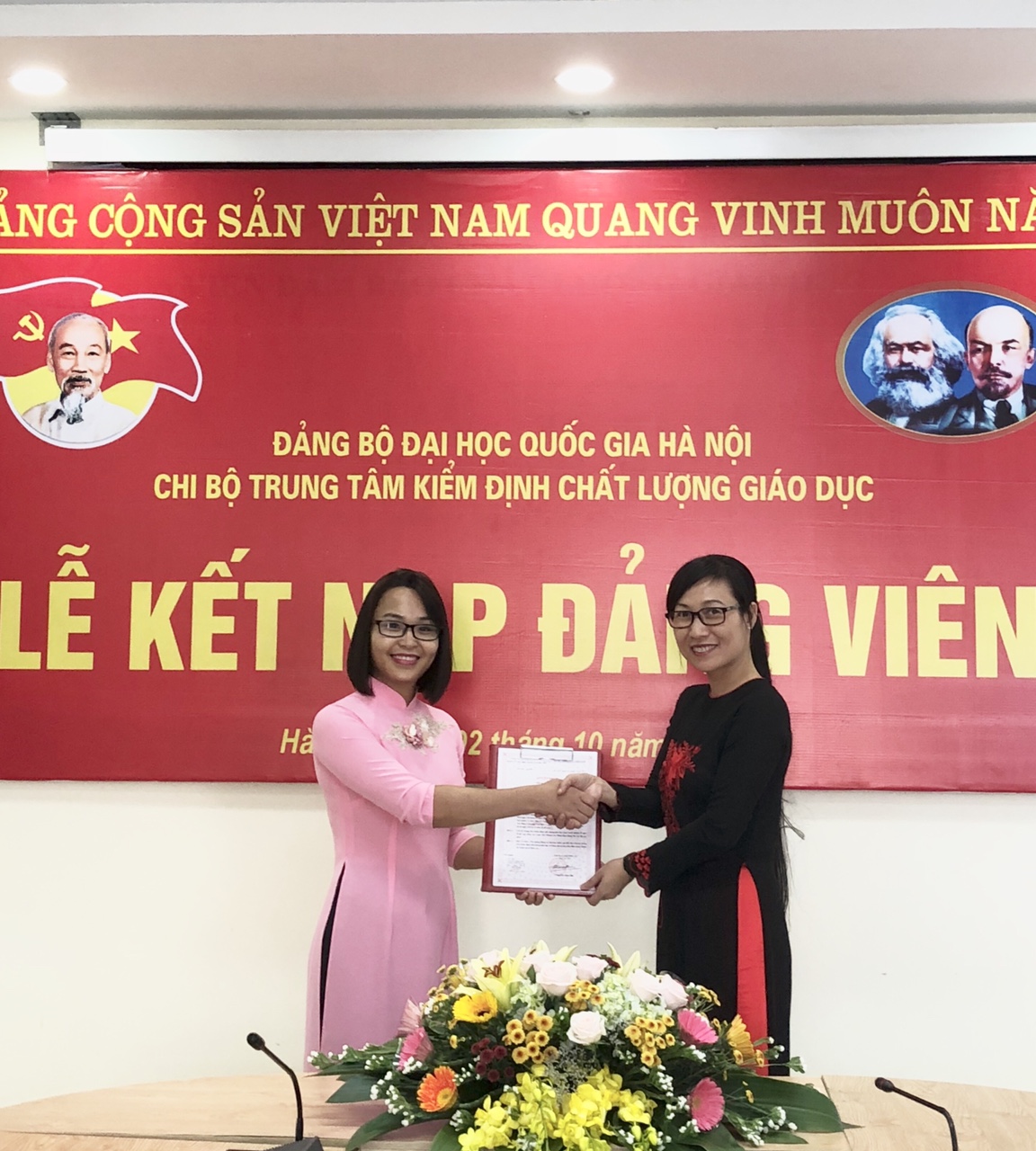 Chi bộ Trung tâm Kiểm định chất lượng giáo dục - Đại học Quốc gia Hà Nội tổ chức kết nạp đảng viên mới
