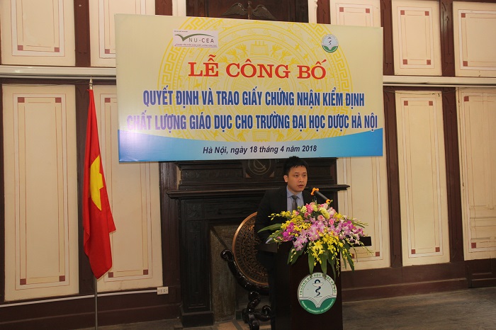 Trung tâm Kiểm định chất lượng giáo dục - Đại học Quốc gia Hà Nội trao Giấy chứng nhận kiểm định chất lượng giáo dục cho Trường Đại học Dược Hà Nội
