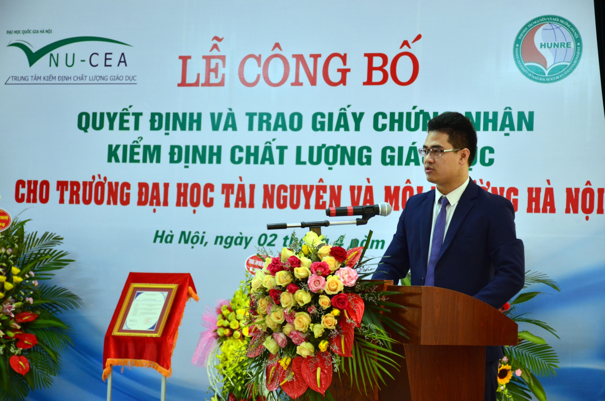 Trung tâm Kiểm định chất lượng giáo dục - Đại học Quốc gia Hà Nội trao Giấy chứng nhận kiểm định chất lượng giáo dục cho Trường Đại học Tài nguyên và Môi trường Hà Nội