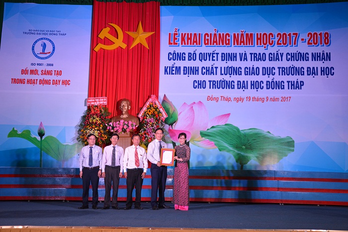 Trung tâm Kiểm định chất lượng giáo dục - Đại học Quốc gia Hà Nội trao Giấy chứng nhận kiểm định chất lượng giáo dục cho Trường Đại học Đồng Tháp