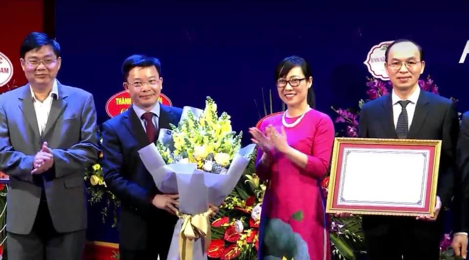 Trung tâm Kiểm định chất lượng giáo dục - Đại học Quốc gia Hà Nội trao Giấy chứng nhận kiểm định chất lượng giáo dục cho Trường Đại học Thủy Lợi