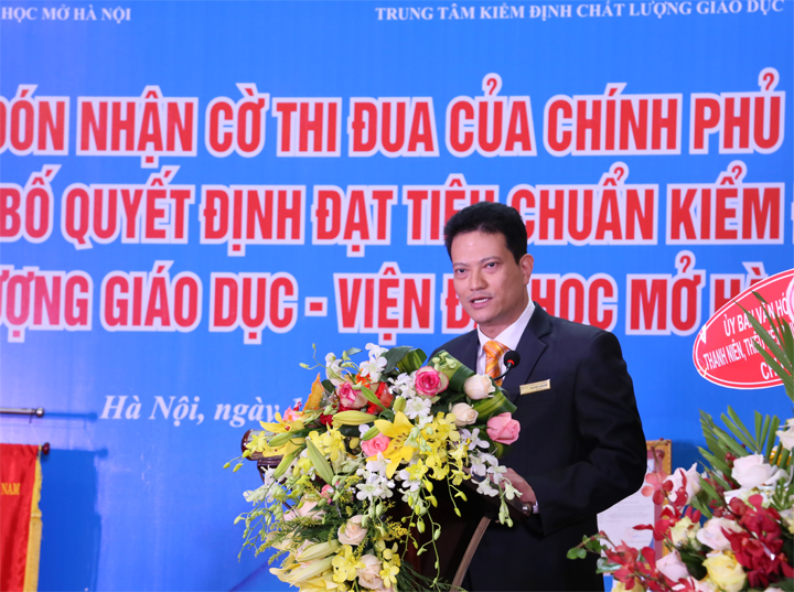 Trung tâm Kiểm định chất lượng giáo dục - Đại học Quốc gia Hà Nội trao Giấy chứng nhận kiểm định chất lượng giáo dục cho Viện Đại học Mở Hà Nội