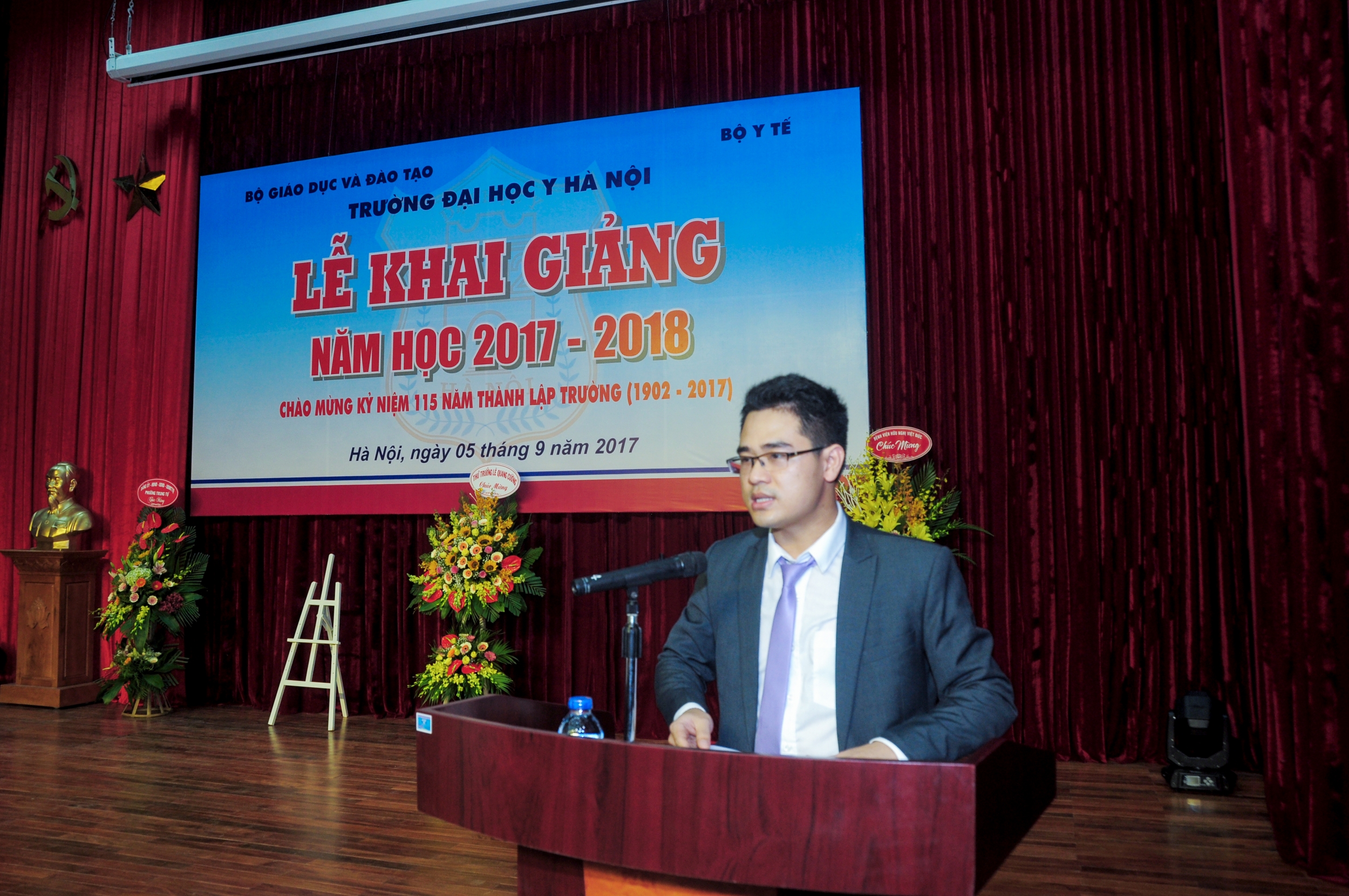 Trung tâm Kiểm định chất lượng giáo dục-Đại học Quốc gia Hà Nội trao Giấy chứng nhận kiểm định chất lượng giáo dục cho Trường Đại học Y Hà Nội