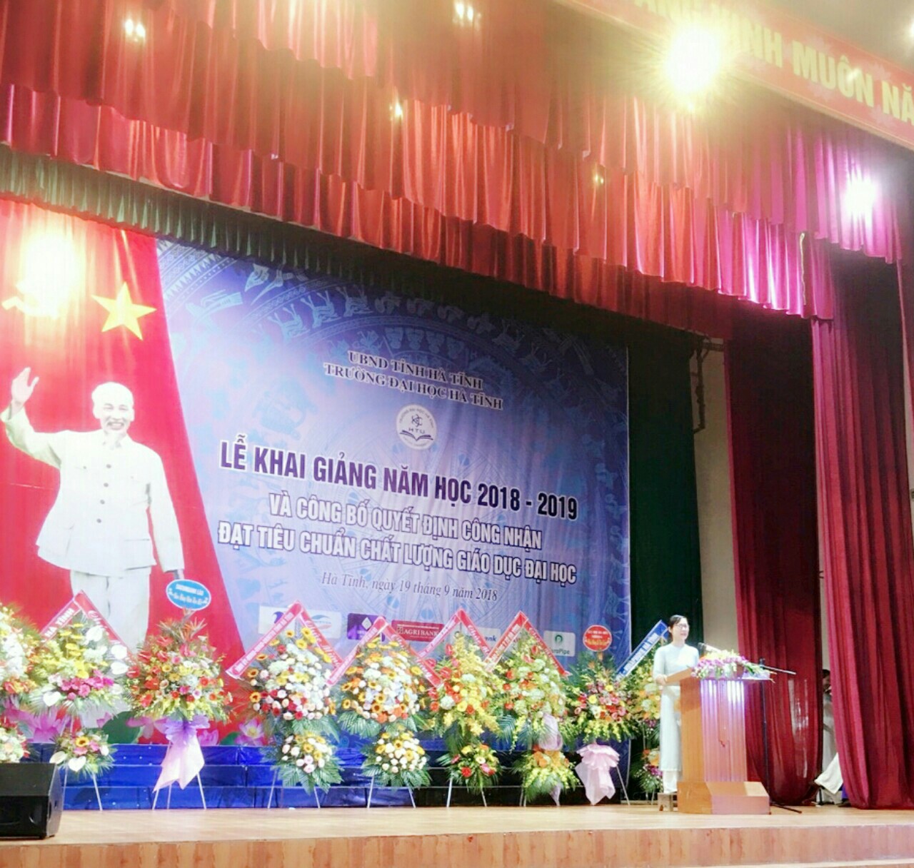 Trung tâm Kiểm định chất lượng giáo dục - Đại học Quốc gia Hà Nội trao Giấy chứng nhận kiểm định chất lượng giáo dục cho Trường Đại học Hà Tĩnh