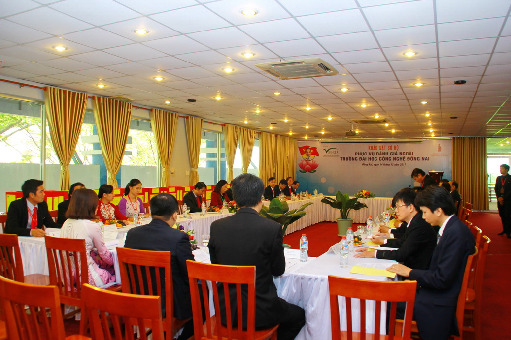 Đoàn chuyên gia đánh giá ngoài khảo sát sơ bộ tại Trường Đại học Công nghệ Đồng Nai