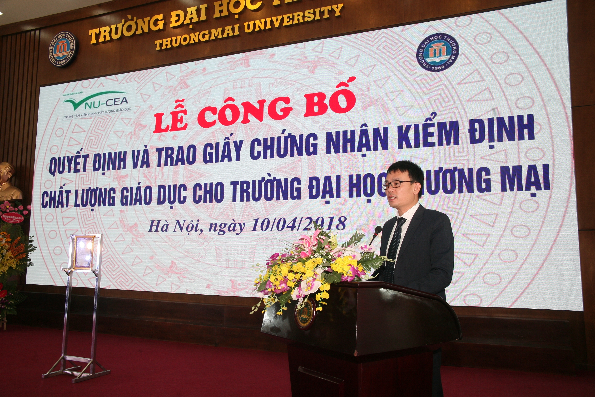 Trung tâm Kiểm định chất lượng giáo dục - Đại học Quốc gia Hà Nội trao Giấy chứng nhận kiểm định chất lượng giáo dục cho Trường Đại học Thương mại