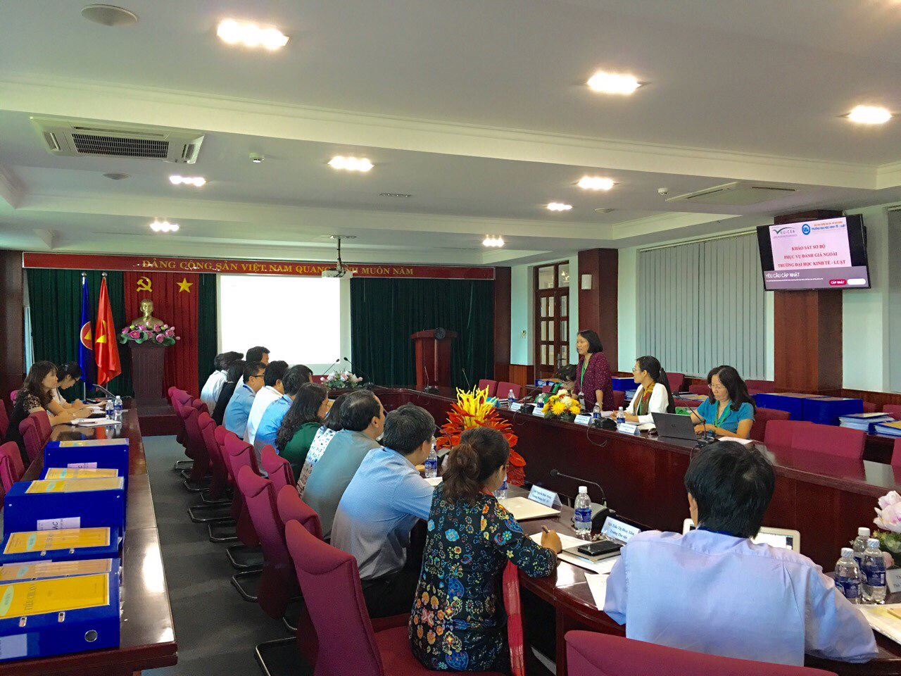 Đoàn chuyên gia đánh giá ngoài khảo sát sơ bộ tại Trường Đại học Kinh tế - Luật, Đại học Quốc gia Thành phố Hồ Chí Minh