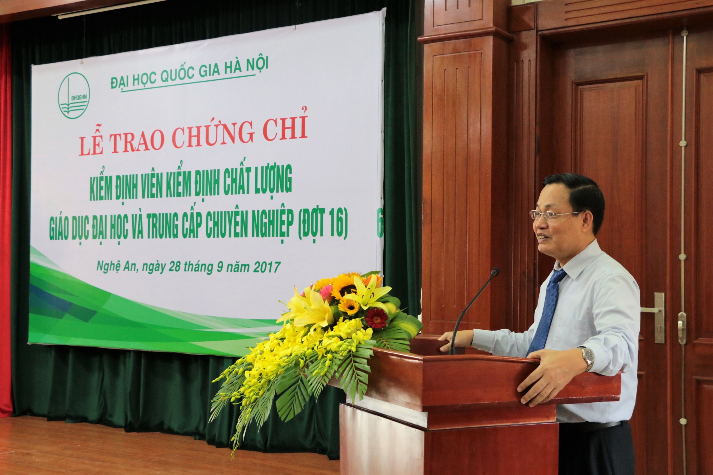 Trao chứng chỉ kiểm định viên kiểm định chất lượng giáo dục đại học và trung cấp chuyên nghiệp đợt 16