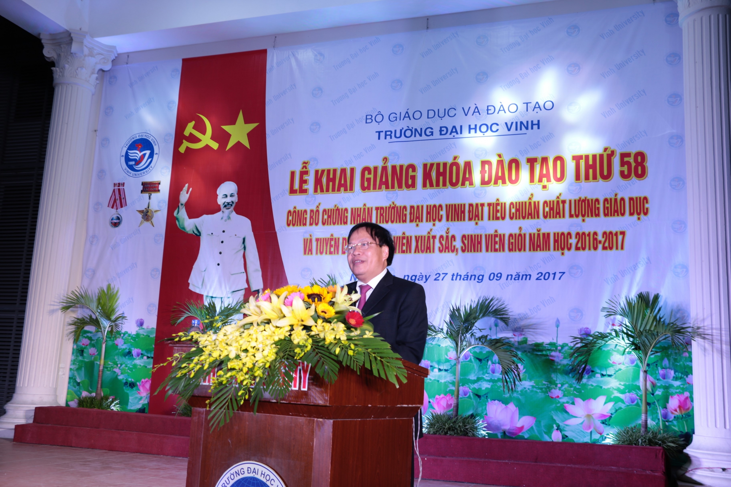Trung tâm Kiểm định chất lượng giáo dục - Đại học Quốc gia Hà Nội trao Giấy chứng nhận kiểm định chất lượng giáo dục cho Trường Đại học Vinh