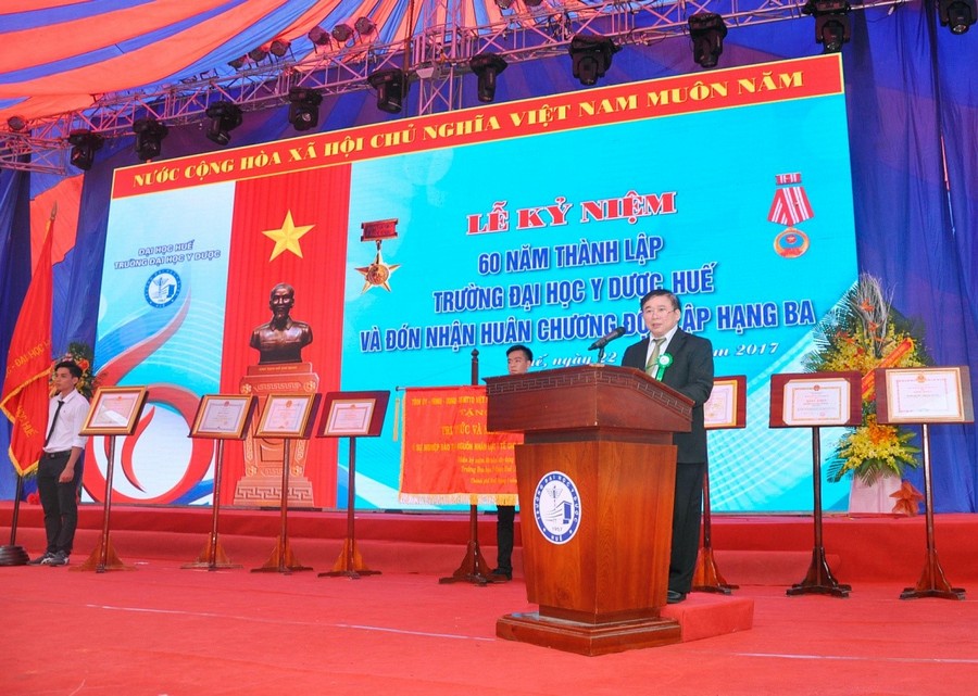 Trung tâm Kiểm định chất lượng giáo dục-Đại học Quốc gia Hà Nội trao Giấy chứng nhận kiểm định chất lượng giáo dục cho Trường Đại học Y Dược – Đại học Huế