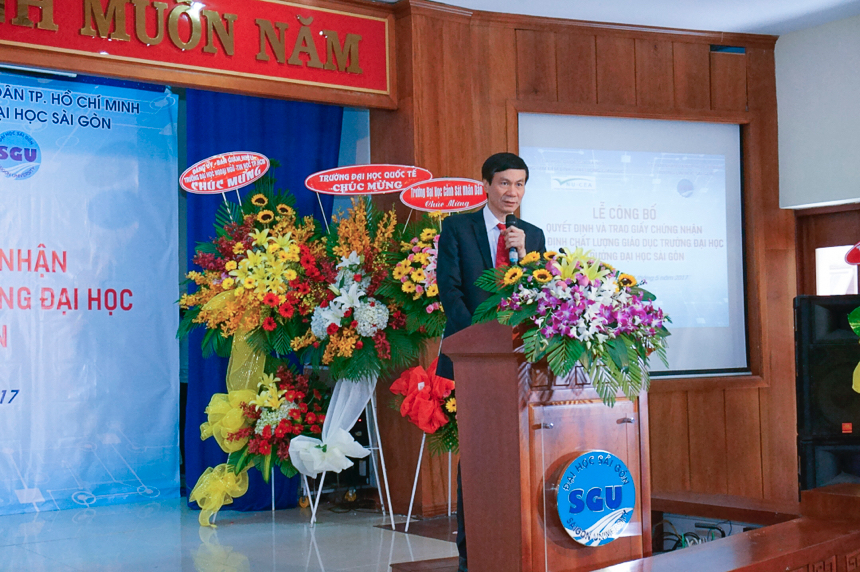 Trung tâm Kiểm định chất lượng giáo dục-Đại học Quốc gia Hà Nội trao Giấy chứng nhận kiểm định chất lượng giáo dục cho Trường Đại học Sài Gòn