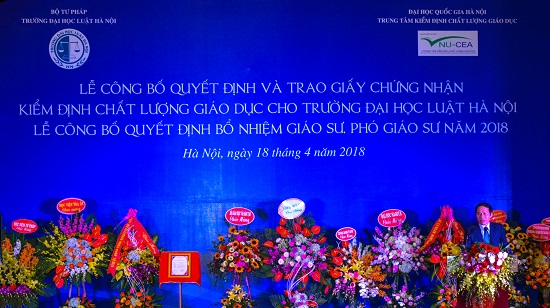Trung tâm Kiểm định chất lượng giáo dục - Đại học Quốc gia Hà Nội trao Giấy chứng nhận kiểm định chất lượng giáo dục cho Trường Đại học Luật Hà Nội