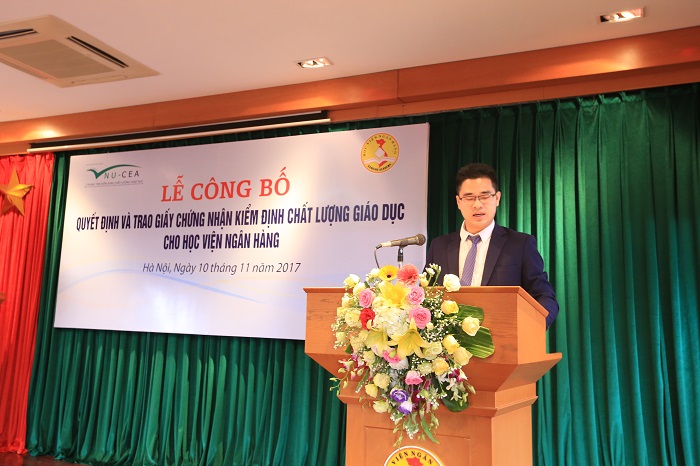 Trung tâm Kiểm định chất lượng giáo dục - Đại học Quốc gia Hà Nội trao giấy chứng nhận kiểm định chất lượng giáo dục cho Học viện Ngân hàng