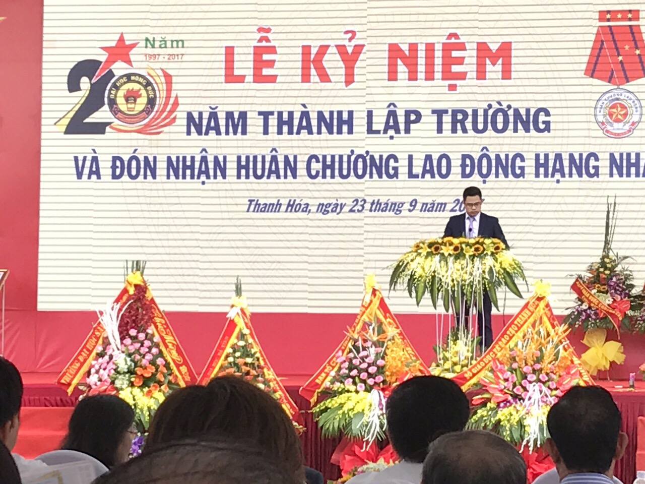 Trung tâm Kiểm định chất lượng giáo dục - Đại học Quốc gia Hà Nội trao Giấy chứng nhận kiểm định chất lượng giáo dục cho Trường Đại học Hồng Đức