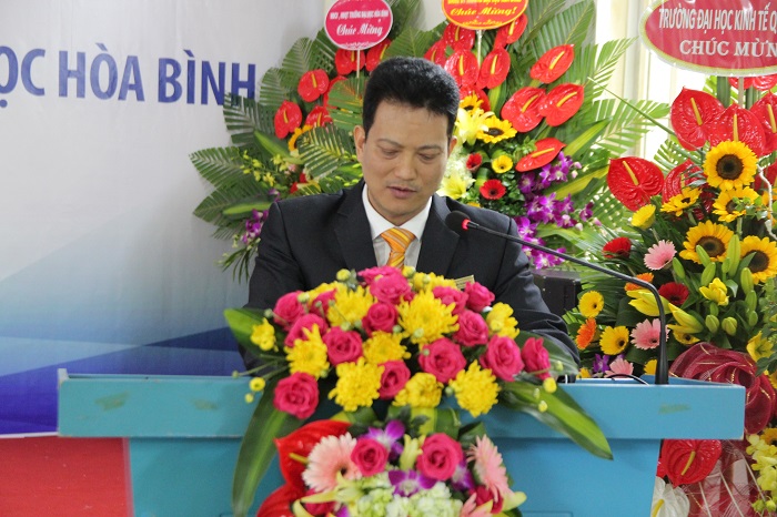 Trung tâm Kiểm định chất lượng giáo dục - Đại học Quốc gia Hà Nội trao Giấy chứng nhận kiểm định chất lượng giáo dục cho Trường Đại học Hòa Bình