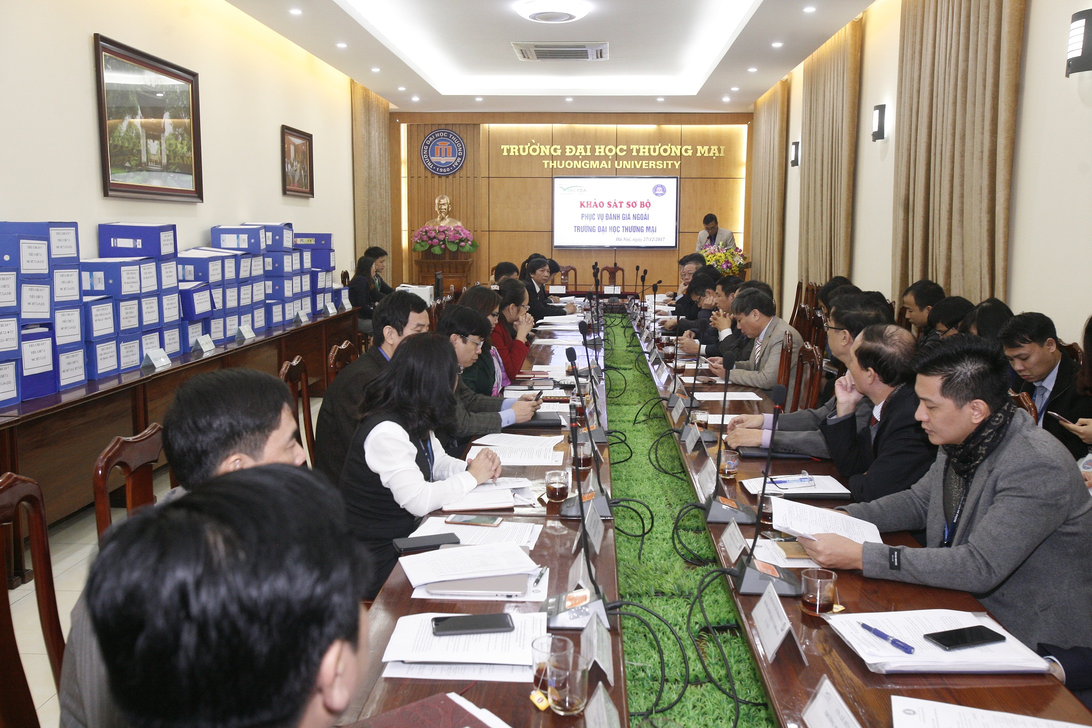 Đoàn chuyên gia đánh giá ngoài khảo sát sơ bộ tại Trường Đại học Thương mại