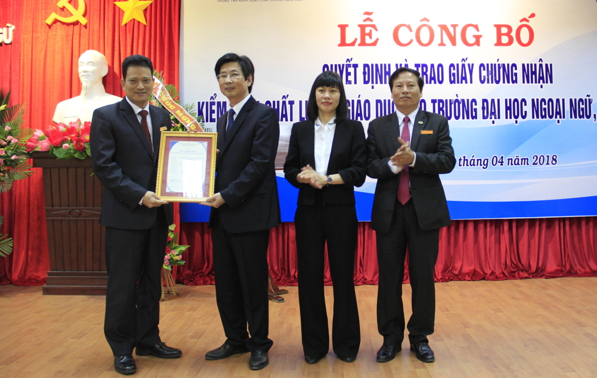 Trung tâm Kiểm định chất lượng giáo dục - Đại học Quốc gia Hà Nội trao Giấy chứng nhận kiểm định chất lượng giáo dục cho Trường Đại học Ngoại ngữ, Đại học Huế