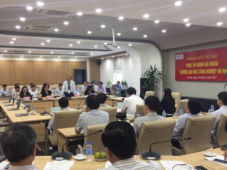 Đoàn chuyên gia đánh giá ngoài khảo sát sơ bộ tại Trường Đại học Công nghiệp Hà Nội