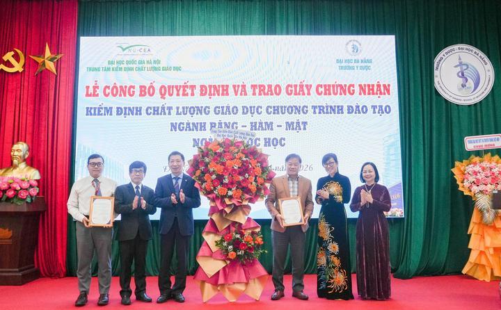 Trao Giấy chứng nhận Kiểm định chất lượng các CTĐT Trường Y Dược, Đại học Đà Nẵng