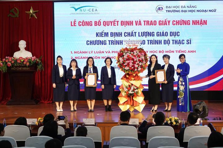 Trao Giấy chứng nhận Kiểm định chất lượng các CTĐT Trường Đại học Ngoại ngữ - Đại học Đà Nẵng