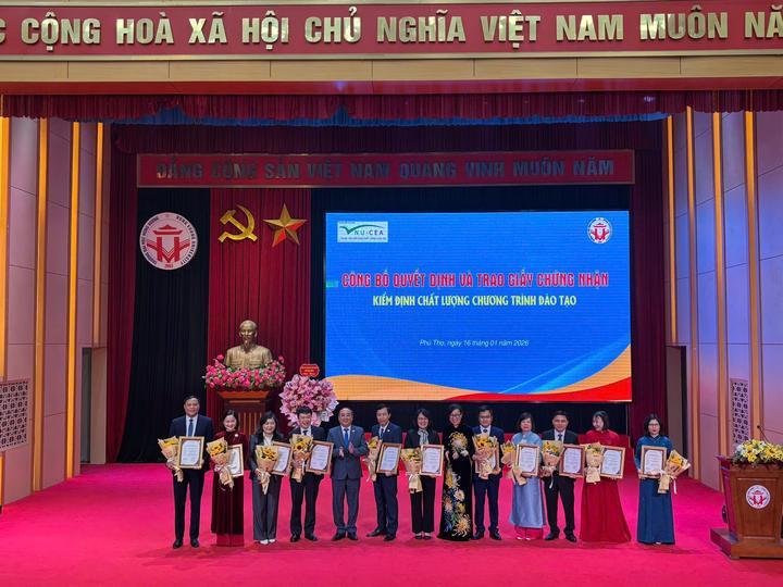 Trao Giấy chứng nhận Kiểm định chất lượng các CTĐT Trường Đại học Hùng Vương