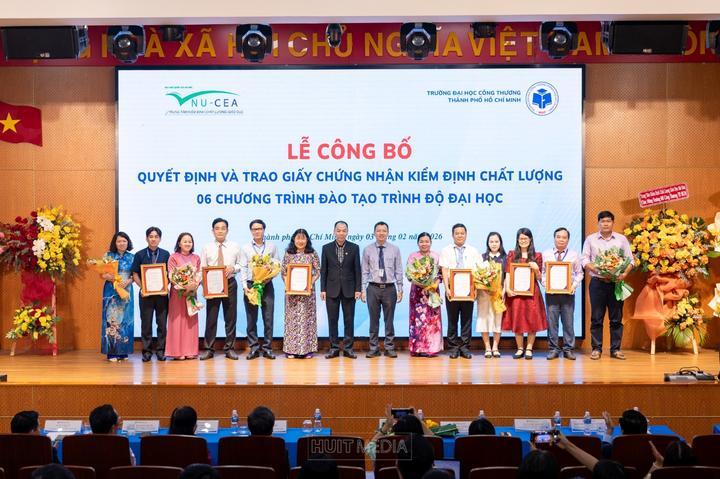 Trao Giấy chứng nhận Kiểm định chất lượng các CTĐT Trường Công thương TP Hồ Chí Minh