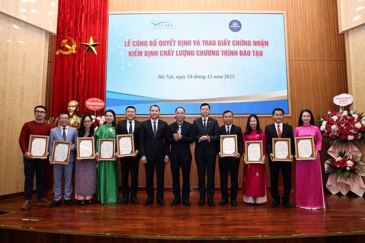 Trao Giấy chứng nhận kiểm định chất lượng các Chương trình đào tạo Trường Đại học Sư phạm Hà Nội